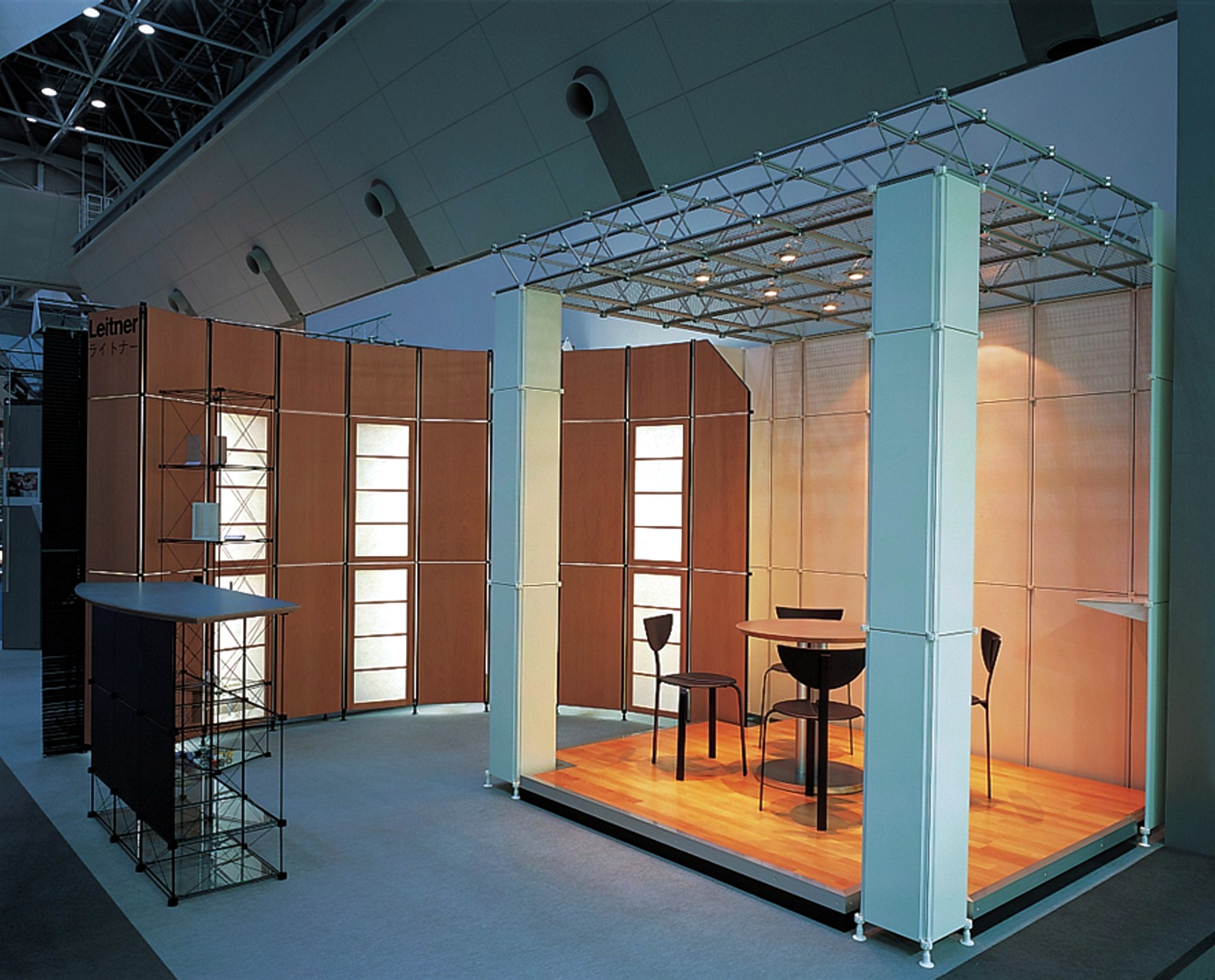Leitner 1 modular display panel system used as a meeting area on a raised floor