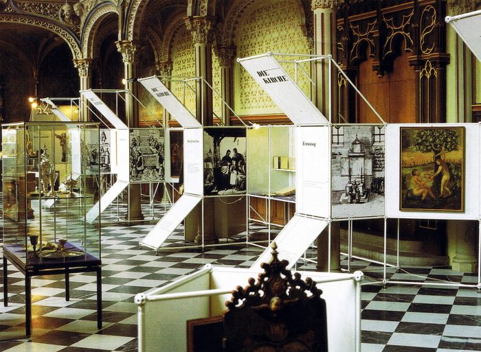 Meroform system used for a museum exhibition display