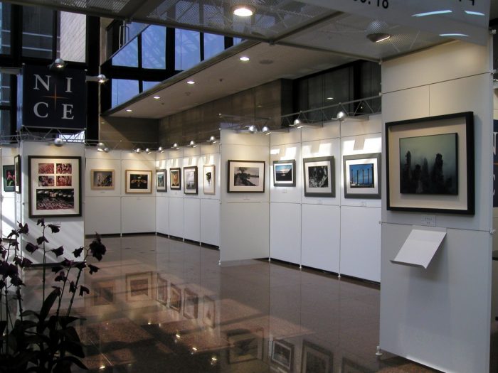 Art gallery set up using modular panels